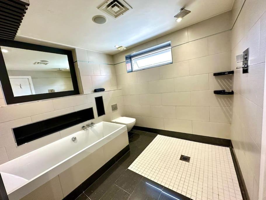 Stunning Panoramic Sea View Beach Location - Sleeps Up To 4 People - Free Parking - The Best Beach! - Great Location - Fast Wifi - Smart Tv - Newly Decorated - Sleeps Up To 4! Close To Bournemouth & Poole Town Centre & Sandbanks Exterior foto