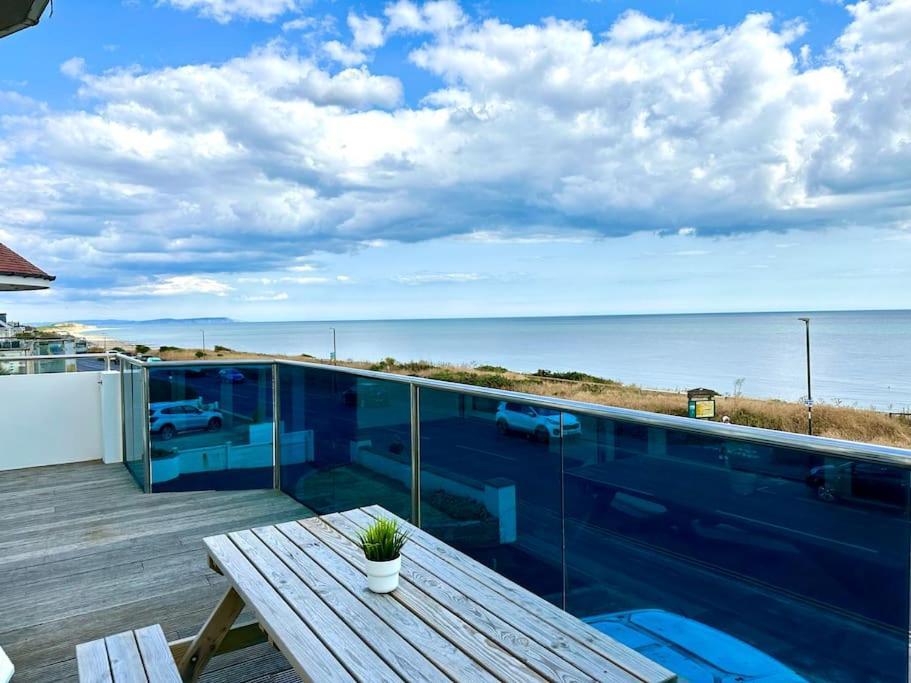 Stunning Panoramic Sea View Beach Location - Sleeps Up To 4 People - Free Parking - The Best Beach! - Great Location - Fast Wifi - Smart Tv - Newly Decorated - Sleeps Up To 4! Close To Bournemouth & Poole Town Centre & Sandbanks Exterior foto