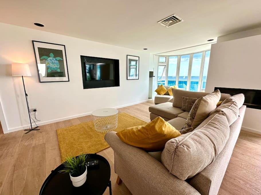 Stunning Panoramic Sea View Beach Location - Sleeps Up To 4 People - Free Parking - The Best Beach! - Great Location - Fast Wifi - Smart Tv - Newly Decorated - Sleeps Up To 4! Close To Bournemouth & Poole Town Centre & Sandbanks Exterior foto