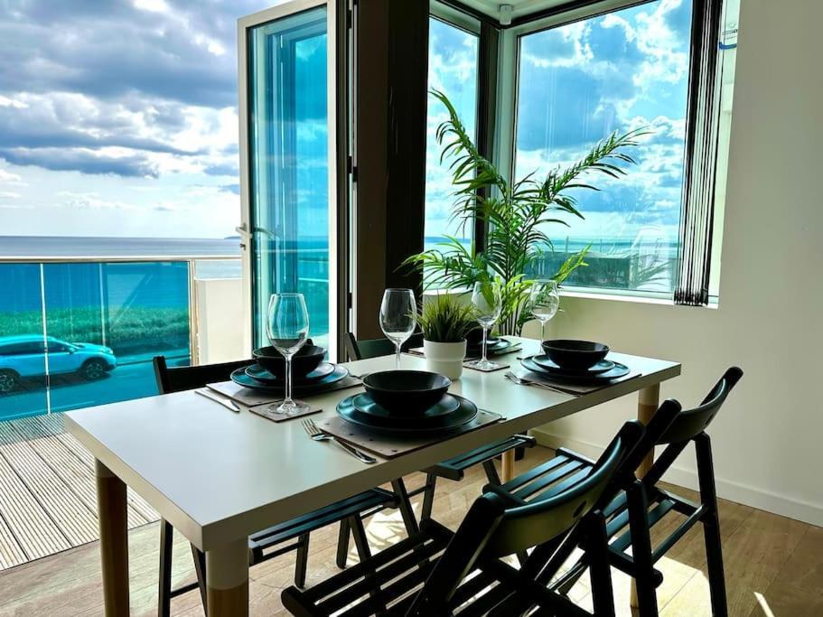 Stunning Panoramic Sea View Beach Location - Sleeps Up To 4 People - Free Parking - The Best Beach! - Great Location - Fast Wifi - Smart Tv - Newly Decorated - Sleeps Up To 4! Close To Bournemouth & Poole Town Centre & Sandbanks Exterior foto