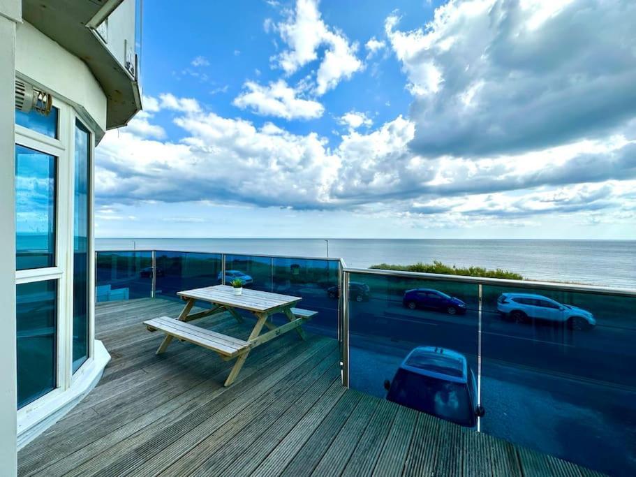 Stunning Panoramic Sea View Beach Location - Sleeps Up To 4 People - Free Parking - The Best Beach! - Great Location - Fast Wifi - Smart Tv - Newly Decorated - Sleeps Up To 4! Close To Bournemouth & Poole Town Centre & Sandbanks Exterior foto