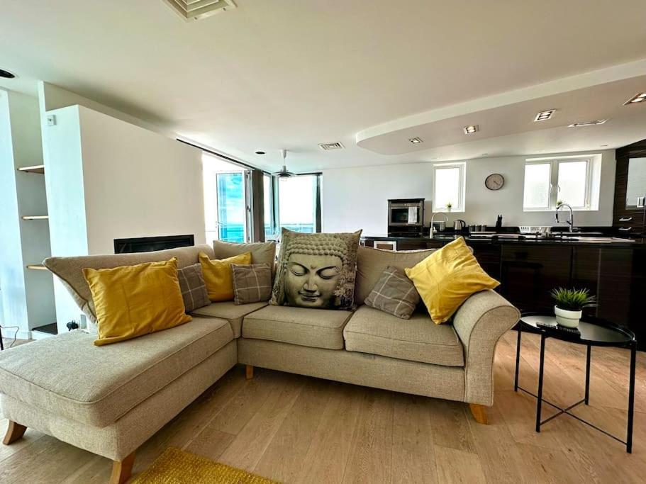 Stunning Panoramic Sea View Beach Location - Sleeps Up To 4 People - Free Parking - The Best Beach! - Great Location - Fast Wifi - Smart Tv - Newly Decorated - Sleeps Up To 4! Close To Bournemouth & Poole Town Centre & Sandbanks Exterior foto