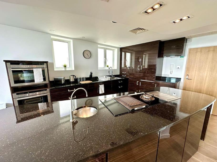 Stunning Panoramic Sea View Beach Location - Sleeps Up To 4 People - Free Parking - The Best Beach! - Great Location - Fast Wifi - Smart Tv - Newly Decorated - Sleeps Up To 4! Close To Bournemouth & Poole Town Centre & Sandbanks Exterior foto