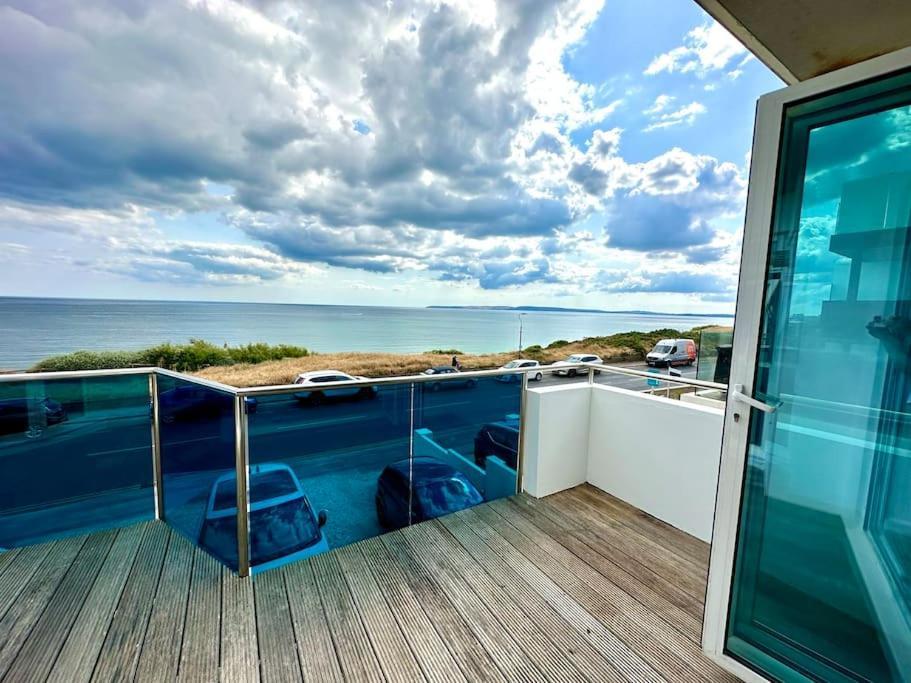 Stunning Panoramic Sea View Beach Location - Sleeps Up To 4 People - Free Parking - The Best Beach! - Great Location - Fast Wifi - Smart Tv - Newly Decorated - Sleeps Up To 4! Close To Bournemouth & Poole Town Centre & Sandbanks Exterior foto