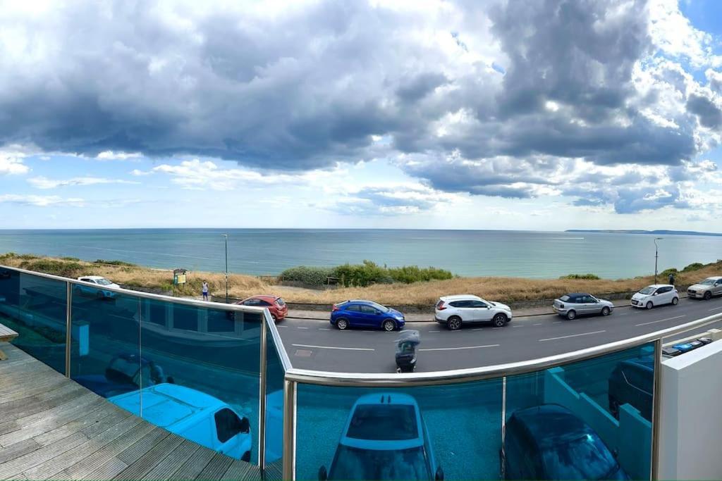Stunning Panoramic Sea View Beach Location - Sleeps Up To 4 People - Free Parking - The Best Beach! - Great Location - Fast Wifi - Smart Tv - Newly Decorated - Sleeps Up To 4! Close To Bournemouth & Poole Town Centre & Sandbanks Exterior foto